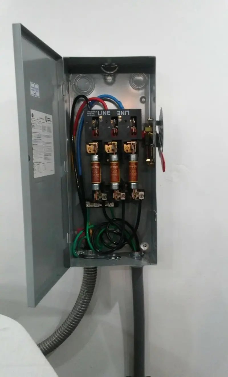 Three-phase disconnect switch installed for Smoke Detector Installation in Sonterra